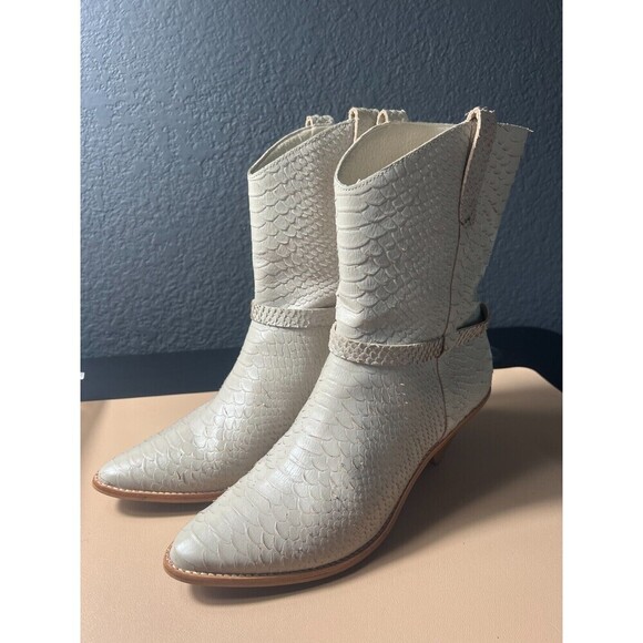 Matisse Woman's Fair Lady Mid Calf Bootie Size 8.5M Ivory Pull On Croc Embossed - Picture 1 of 9
